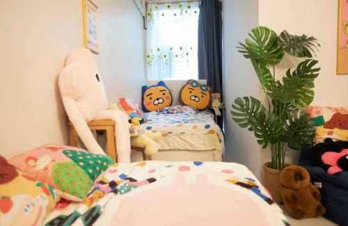 チェンマイにあるMysteryMonster Hostelの子供部屋 ベッド1台&椅子1脚付