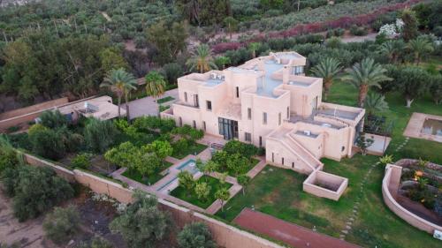 an aerial view of a large house with trees at Villa familiale 5 chambres in Marrakech