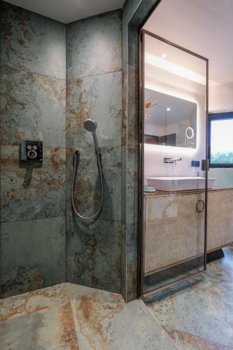 une salle de bain avec douche et lavabo dans l'établissement Villa Utopia, à Gif-sur-Yvette