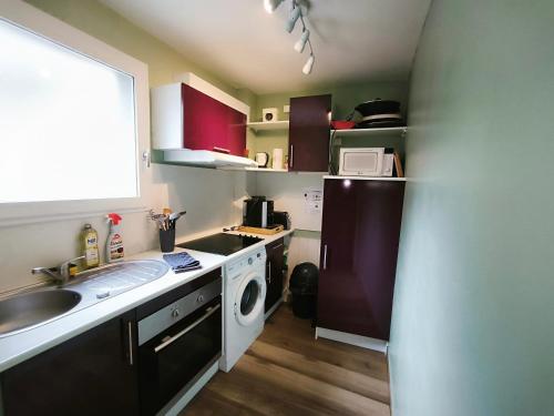 a kitchen with a sink and a washing machine at LE KALEHO, Grand Duplex au coeur de Dieppe - NETFLIX in Dieppe