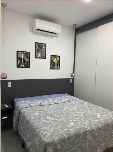 Ένα ή περισσότερα κρεβάτια σε δωμάτιο στο Casaboacomgaragem