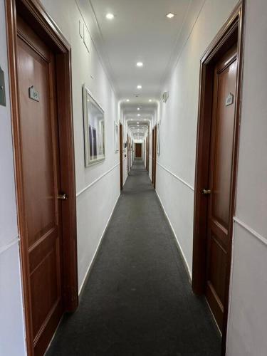 a hallway with doors and a long hallway with a hallwayngthngthngthngthngth at Hotel Federico II in Naples