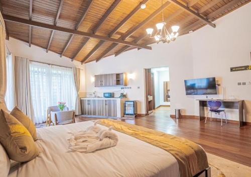 Postel nebo postele na pokoji v ubytování Light Villas Gigiri