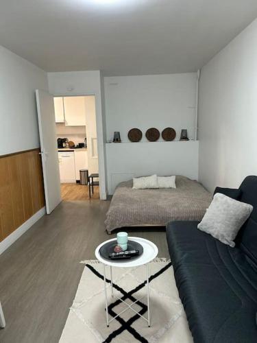 un salon avec un canapé et une table dans l'établissement Authentique Paris Aubervilliers, à Aubervilliers