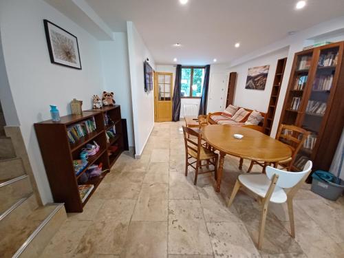 un salon avec une table, des chaises et un canapé dans l'établissement Le gite de Diane, à Les Clayes-sous-Bois