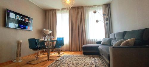 Χώρος καθιστικού στο Old Town 2 Bedroom Apartment near Dome Square & Scenic Waterfront