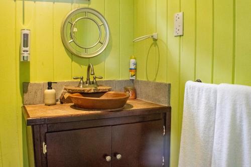 Koupelna v ubytování Montete Cottages Hideaway with Private Pool & Stunning Views
