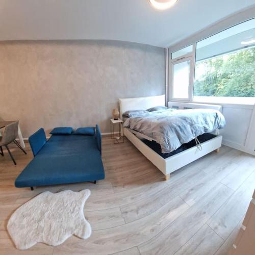 une chambre avec un lit et une grande fenêtre dans l'établissement Charming new appartment near Geneva, à Ferney-Voltaire