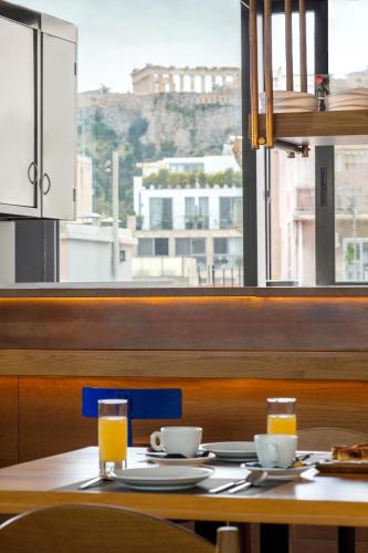 The Editor Hotel Athens في أثينا: طاولة في مطعم عليها كوبان من عصير البرتقال