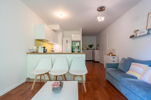 - un salon avec un canapé bleu et des fauteuils blancs dans l'établissement Appartement Cosy & Familial proche Paris, à Épinay-sur-Seine