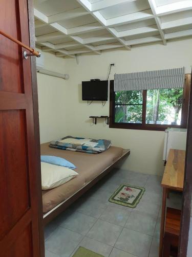 a room with a bed and a television in it at Banjearanaihomestay Ayutthaya in Phra Nakhon Si Ayutthaya