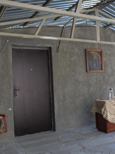 a door to a room with a table and a table sidx sidx at Առանձնատուն Սուրբ Հովհաննեսի և Թռչկանի տարածքում in Tsaghkaber