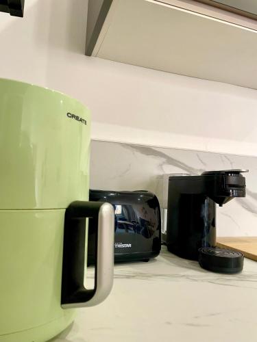 une cafetière et un grille-pain sur un comptoir de cuisine dans l'établissement Chez Isa et Thomas, à Narbonne