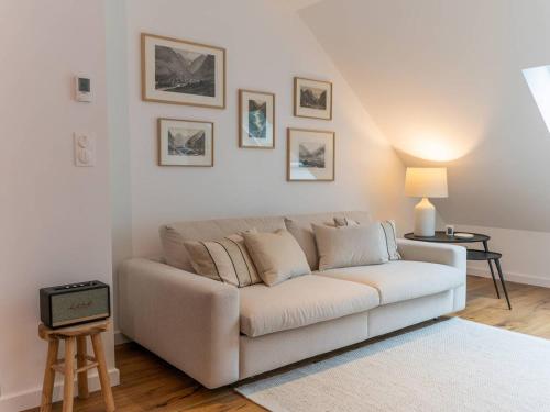 un salon avec un canapé blanc et une table dans l'établissement Grand Appart Luxe 8 Pers Centre-ville avec Parking - FR-1-234-320, à Cauterets