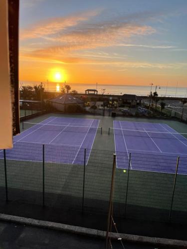 Tenis a/nebo squash v ubytování Duporth Guest House nebo okolí