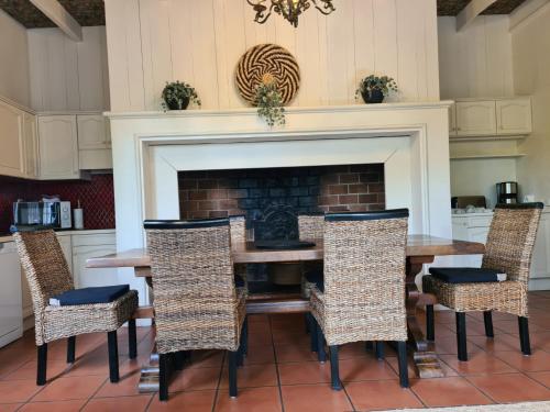 une salle à manger avec une cheminée, une table et des chaises dans l'établissement apartment Fontaine de l'Amour, à Sarlat-la-Canéda