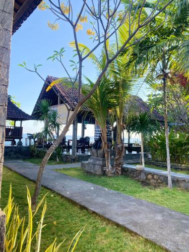 Сад в Putra'Lebah Amed Guest House