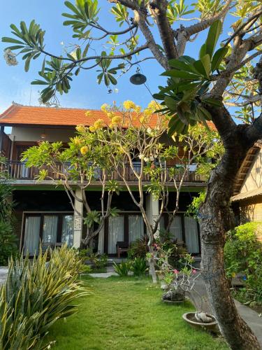 Сад в Putra'Lebah Amed Guest House
