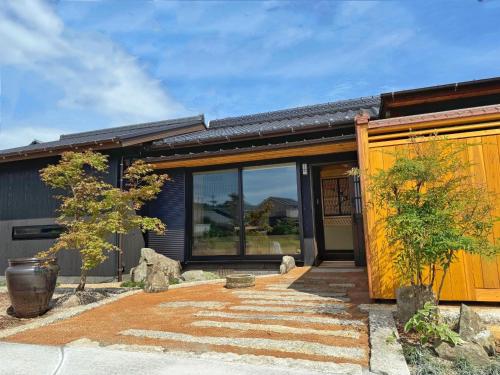 周防大島町にある古今せとうちの大きなガラス戸と庭のある家