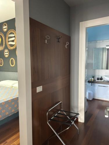 una habitación con una puerta y una silla en ella en La scala del libro, en Santo Stefano di Rogliano