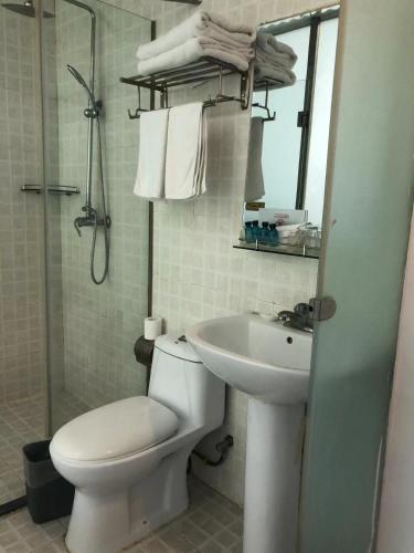 Bilik mandi di Chengdu Sichuan University Budget Hotel