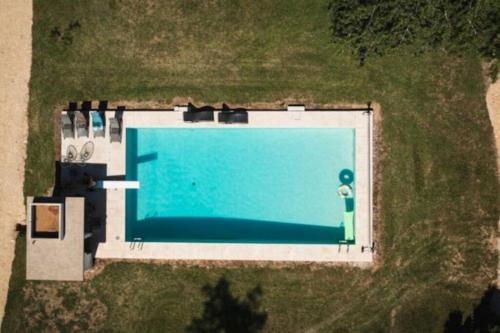 - une vue sur la piscine en gazon dans l'établissement Gite Domaine de Neuvon 4pers, à Plombières-lès-Dijon