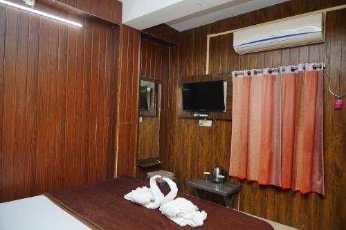 a room with two swans sitting on a bed at Sea Pearl Homestay in Port Blair