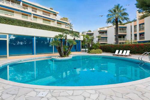 une grande piscine devant un immeuble dans l'établissement RARE! 2-Br with Pools Beach Access Private Parking, à Cannes