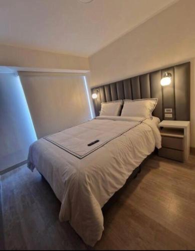 Una cama o camas en una habitación de Departamento Miraflores Larcomar con terraza