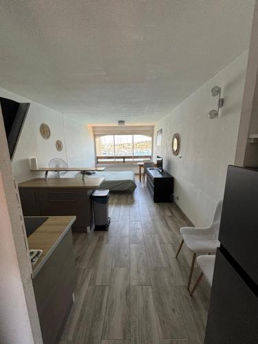 - un grand salon avec un lit et une table dans l'établissement Studio cabine vue mer Agde Ile des pecheurs, au Cap d'Agde