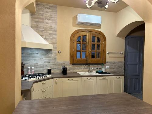 Cucina o angolo cottura di LUXURY VILLA Vittorianna Etna- Taormina & Seaview with Pool