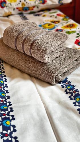 a pile of towels sitting on top of a bed at Drevenička Amálka in Liptovský Trnovec