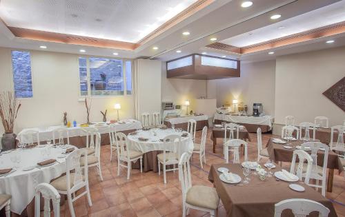 Um restaurante ou outro lugar para comer em Hotel Rosaleda Don Pedro