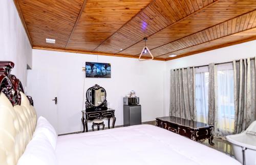 a bedroom with a bed and a vanity and a mirror at Carolina Resort in Carolina