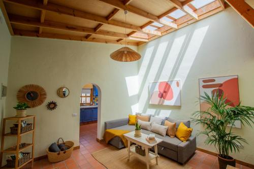 a living room with a couch and a table at Casa la Roseta in Alajeró