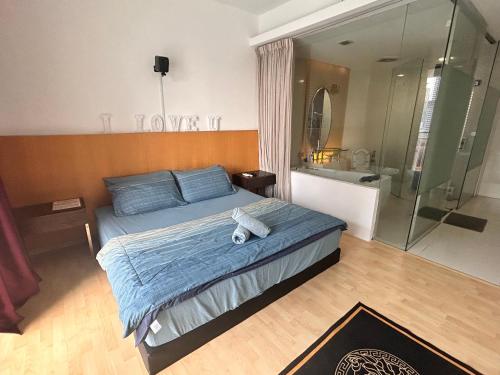 ein Schlafzimmer mit einem Bett, auf dem ein Teddybär liegt in der Unterkunft Private Cinema and Jacuzzi at Pertama Residency in Kuala Lumpur