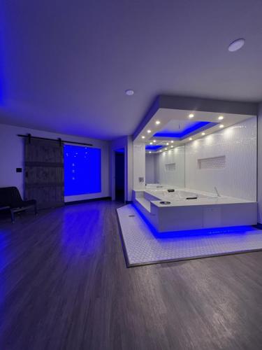 杰克逊Imperial Suites, Adults Only的大房间中间设有大浴缸