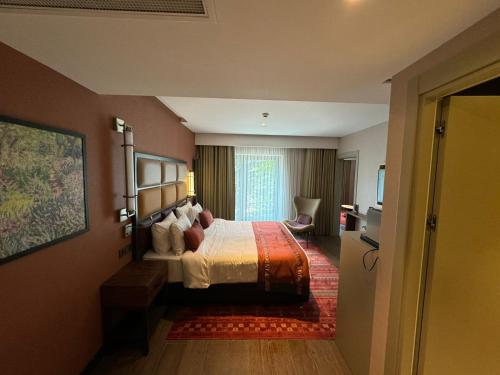 a hotel room with a bed and a window at Sile Gonen Hotel in Sile