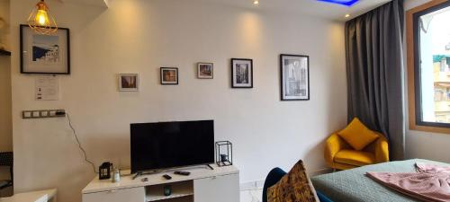TV a/nebo společenská místnost v ubytování Luxueux Appartement DOWNTOWN RABAT