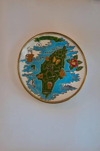 a plate with a map of the united states at Valley View Studio Apartment Salakos in Sálakos