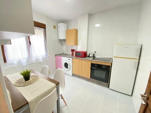 Η κουζίνα ή μικρή κουζίνα στο Itos Flats Pravia
