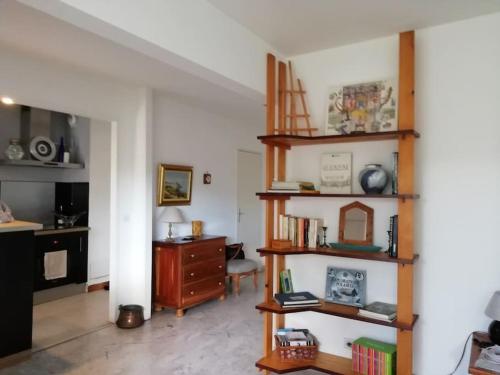 - un salon avec des étagères en bois et un bureau dans l'établissement Superb flat in a residence Collines d'Estanove, à Montpellier