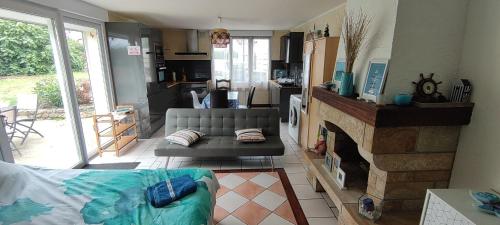 un salon avec un canapé et une cheminée dans l'établissement Studio la 