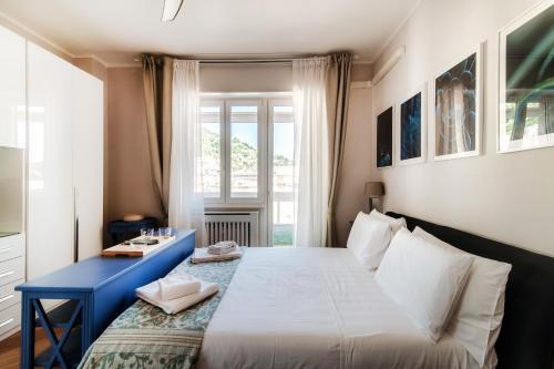 1 dormitorio con 1 cama grande y escritorio azul en Turchese - by MyHomeInComo, en Como