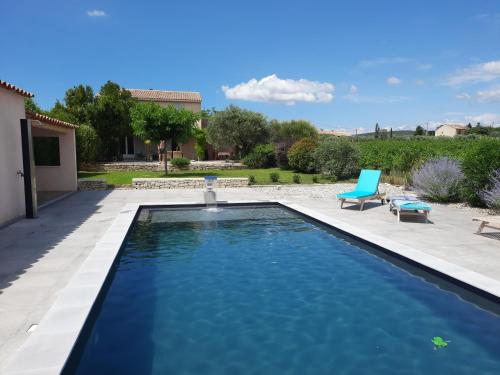 - une piscine avec une fontaine dans la cour dans l'établissement Villa Les Oliviers, à Caromb