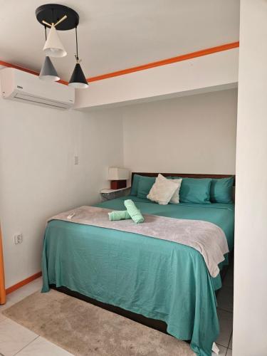 - une chambre avec un lit doté d'un couvre-lit vert dans l'établissement Villa Raven´s Paradise (Verde), à Willemstad