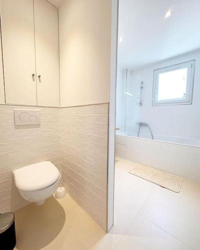 Ένα μπάνιο στο Extraordinary duplex apartment in Paris Montreuil