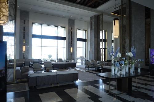 Χώρος καθιστικού στο Sea Breeze Resort Room 324 The Grand otel
