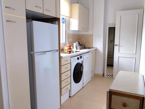 Una cocina con un frigorífico blanco y un lavavajillas. en VUT Skyline, en Segovia