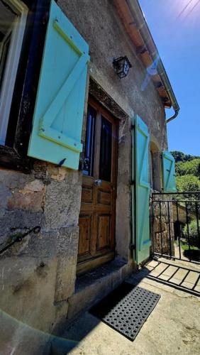 - une entrée pour un bâtiment avec une porte en bois dans l'établissement Maison la Doucette et son extérieur, à Salles-la-Source